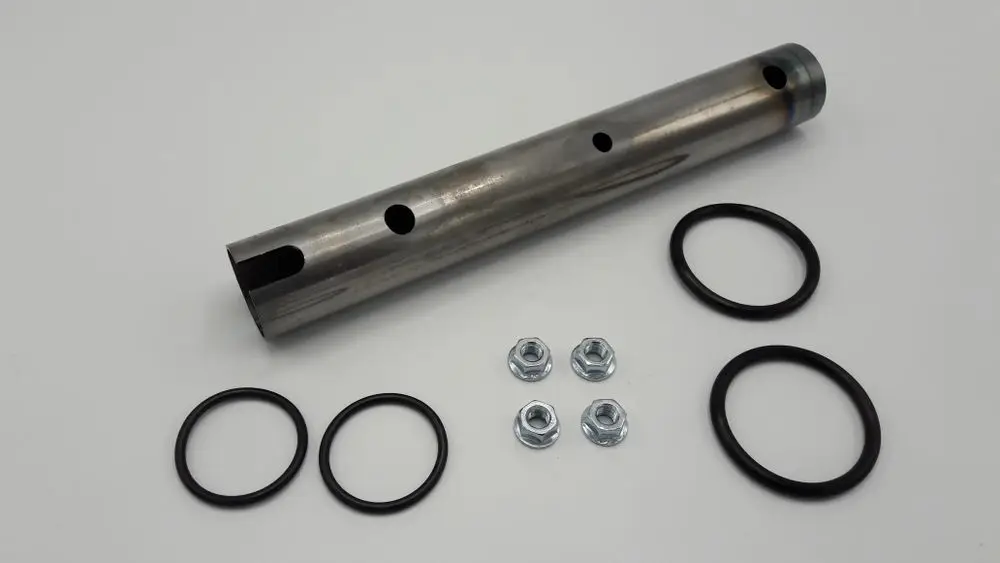 Remeha Rücklaufverteilerrohr aus Metall mit mehreren Öffnungen, umgeben von Dichtungsringen und Schrauben, auf weißem Hintergrund.